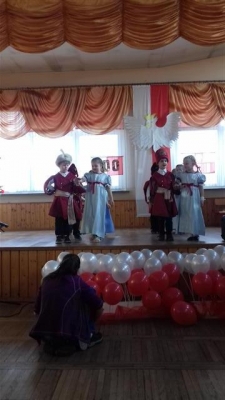 Przegląd tańca i piosenki patriotyczne.