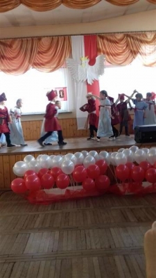 Przegląd tańca i piosenki patriotyczne.