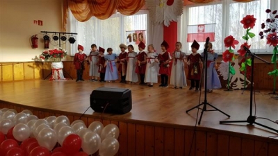 Przegląd tańca i piosenki patriotyczne.