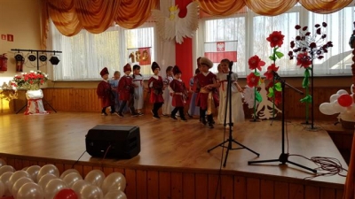 Przegląd tańca i piosenki patriotyczne.