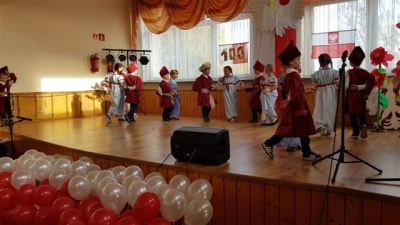 Przegląd tańca i piosenki patriotyczne.