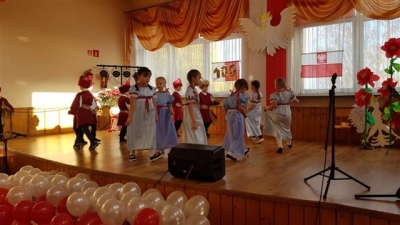 Przegląd tańca i piosenki patriotyczne.