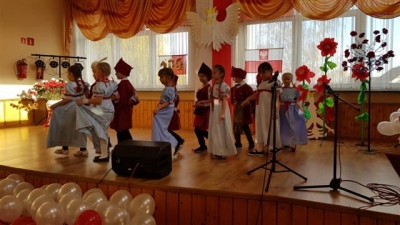 Przegląd tańca i piosenki patriotyczne.