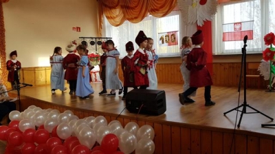 Przegląd tańca i piosenki patriotyczne.