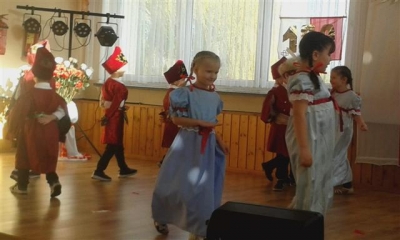 Przegląd tańca i piosenki patriotyczne.