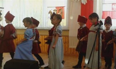 Przegląd tańca i piosenki patriotyczne.