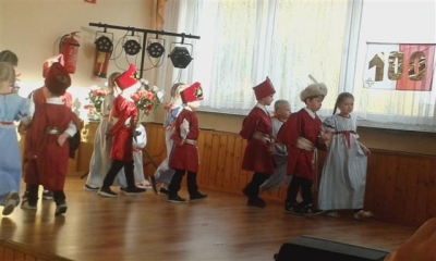 Przegląd tańca i piosenki patriotyczne.