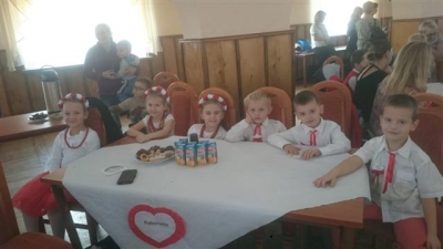 Przegląd tańca i piosenki patriotyczne.