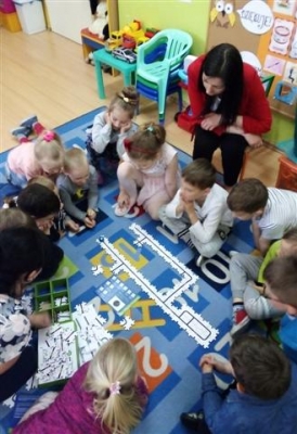 Kodowanie na dywanie w przedszkolu