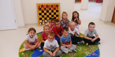 Przedszkolaki grają w szachy