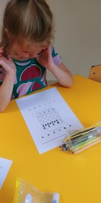 Przedszkolaki grają w szachy