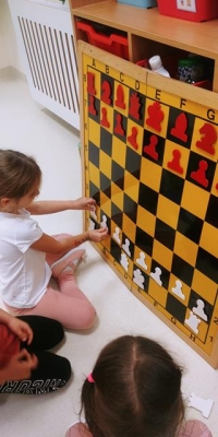 Przedszkolaki grają w szachy