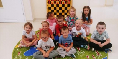 Przedszkolaki grają w szachy