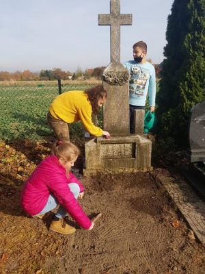 Porządkowanie cmentarza