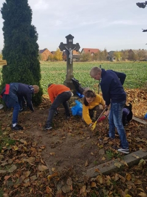 Porządkowanie cmentarza