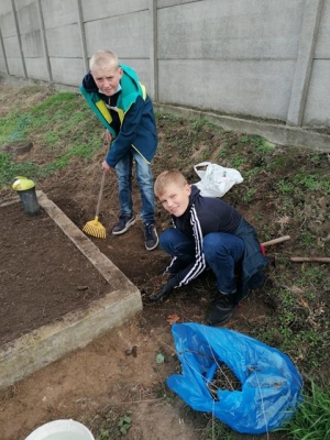 Porządkowanie cmentarza