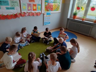 „KSIĄŻKĄ POŁĄCZENI – czyli uczymy się czytać razem”