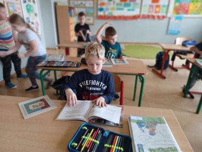 „KSIĄŻKĄ POŁĄCZENI – czyli uczymy się czytać razem”