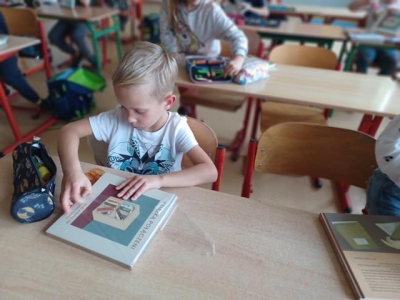 „KSIĄŻKĄ POŁĄCZENI – czyli uczymy się czytać razem”