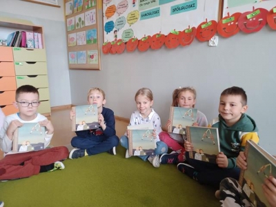 „KSIĄŻKĄ POŁĄCZENI – czyli uczymy się czytać razem”