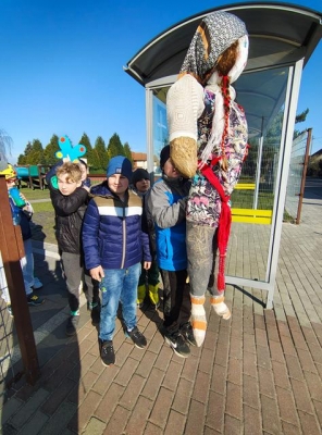 Uczniowie klas 1- 3 powitali wiosnę!