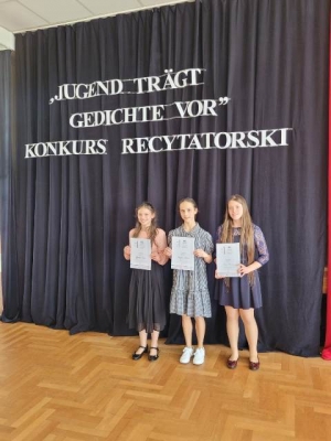 Jugend trägt Gedichte vor