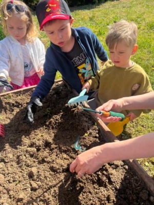 SADZENIE KWIATÓW W PRZEDSZKOLU W WIĘKSZYCACH