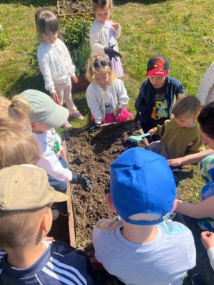 SADZENIE KWIATÓW W PRZEDSZKOLU W WIĘKSZYCACH