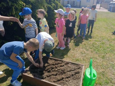 SADZENIE KWIATÓW W PRZEDSZKOLU W WIĘKSZYCACH