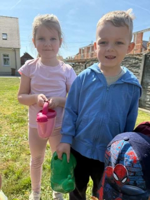 SADZENIE KWIATÓW W PRZEDSZKOLU W WIĘKSZYCACH