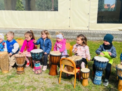 WARSZTATY BĘBNIARSKIE W PRZEDSZKOLU W WIĘKSZYCACH I POBORSZOWIE