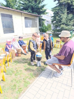 WARSZTATY BĘBNIARSKIE W PRZEDSZKOLU W WIĘKSZYCACH I POBORSZOWIE