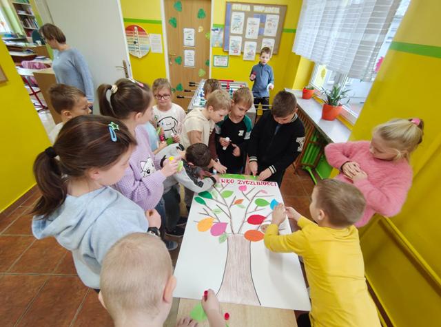 UŚMIECH, MIŁE SŁOWO, POMOC...